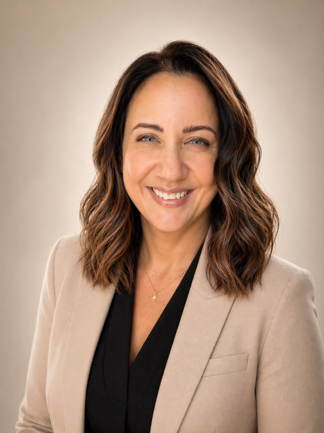 Portrait of Yamira Hernández, Founder and Realtor